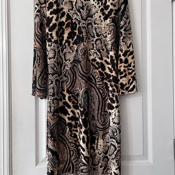 Chico’s v-neck dress. 3/4 sleeve Chico’s size 0 which is equivalent to a small/4 - Picture 8 of 9